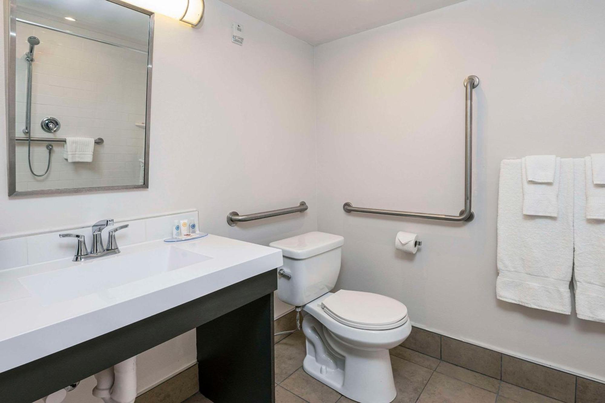 Comfort Suites Kingston Central Exteriér fotografie